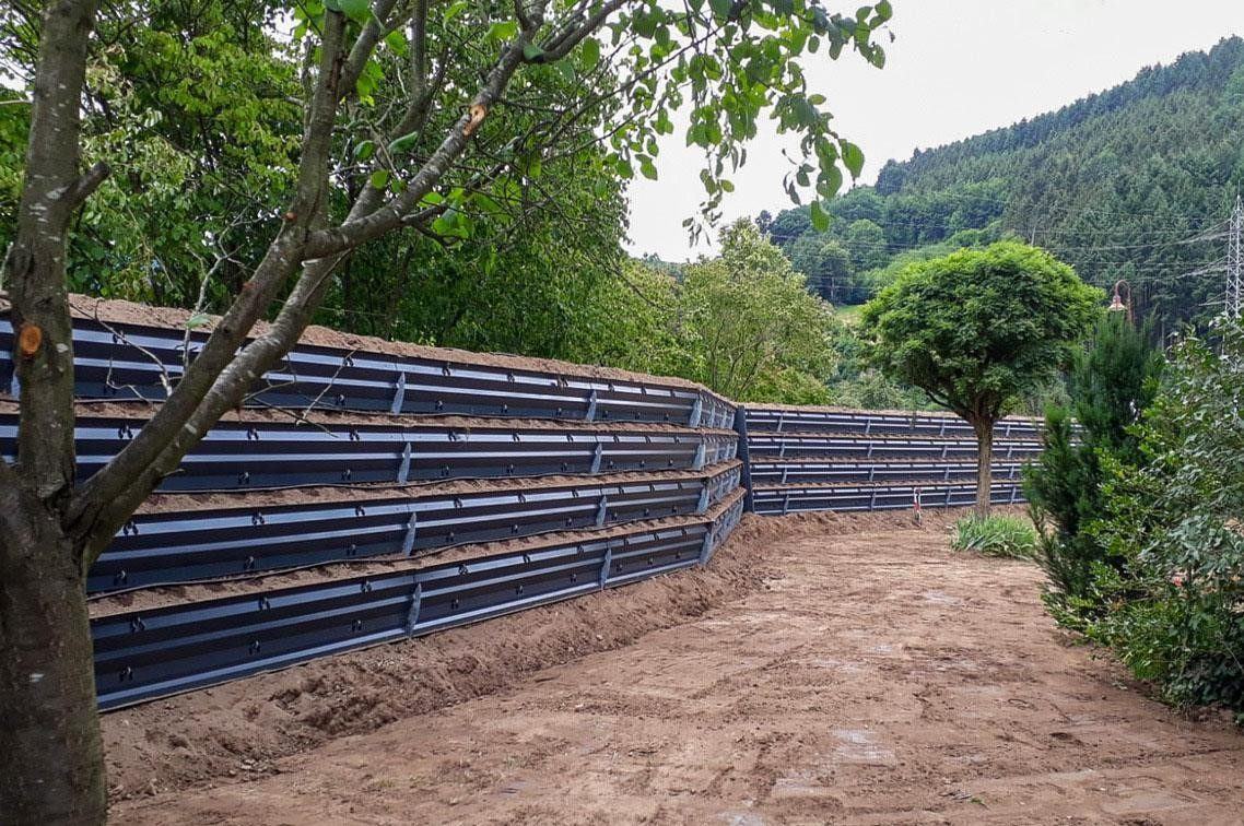 Pantalla VG-E recién montada en un jardín en ladera